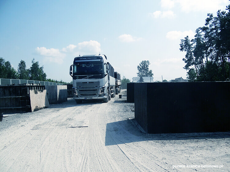Transport szamb betonowych  w Nowej